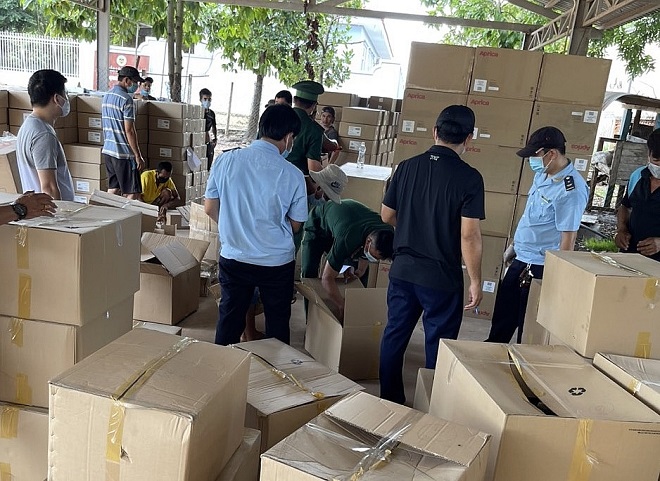 Hải quan Bình Phước Buộc tái xuất 4 container sữa và đồ dùng trẻ em vi phạm về hàng quá cảnh